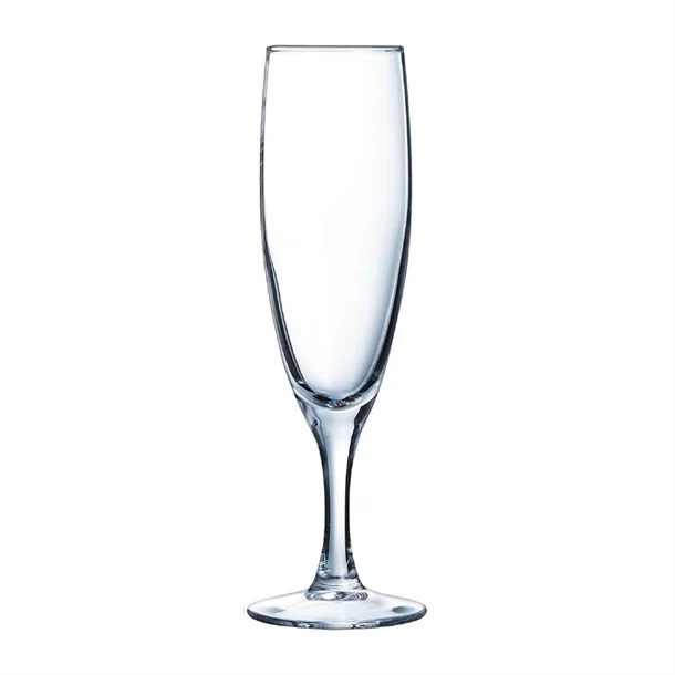 RACK DE 49 COUPES À CHAMPAGNE comprenant des flûtes claires et vides avec de longues tiges et des coupes étroites, toutes debout sur un fond blanc.