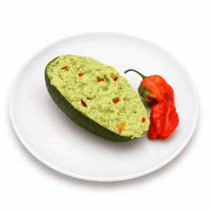 Une portion de FEROCE D’AVOCAT 230 GR est présentée sur une assiette blanche : elle se compose d’un guacamole onctueux à l’avocat agrémenté de légumes coupés en dés et garnie de deux petits poivrons rouges.