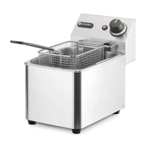 La FRITEUSE est une friteuse électrique en acier inoxydable dotée d'un panier métallique, d'une poignée noire, d'un bouton de réglage de la température et d'un voyant lumineux sur le panneau de commande arrière.