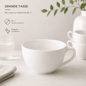 Une grande tasse blanche « GRANDE TASSE À CAFÉ OU THÉ (60 cl) » repose sur un support clair, à côté d'une serviette pliée, d'un verre et de tasses empilées. Un texte en français mentionne sa contenance de 60 cl, son design élégant et sa finition brillante. Des feuilles vertes apparaissent en arrière-plan.