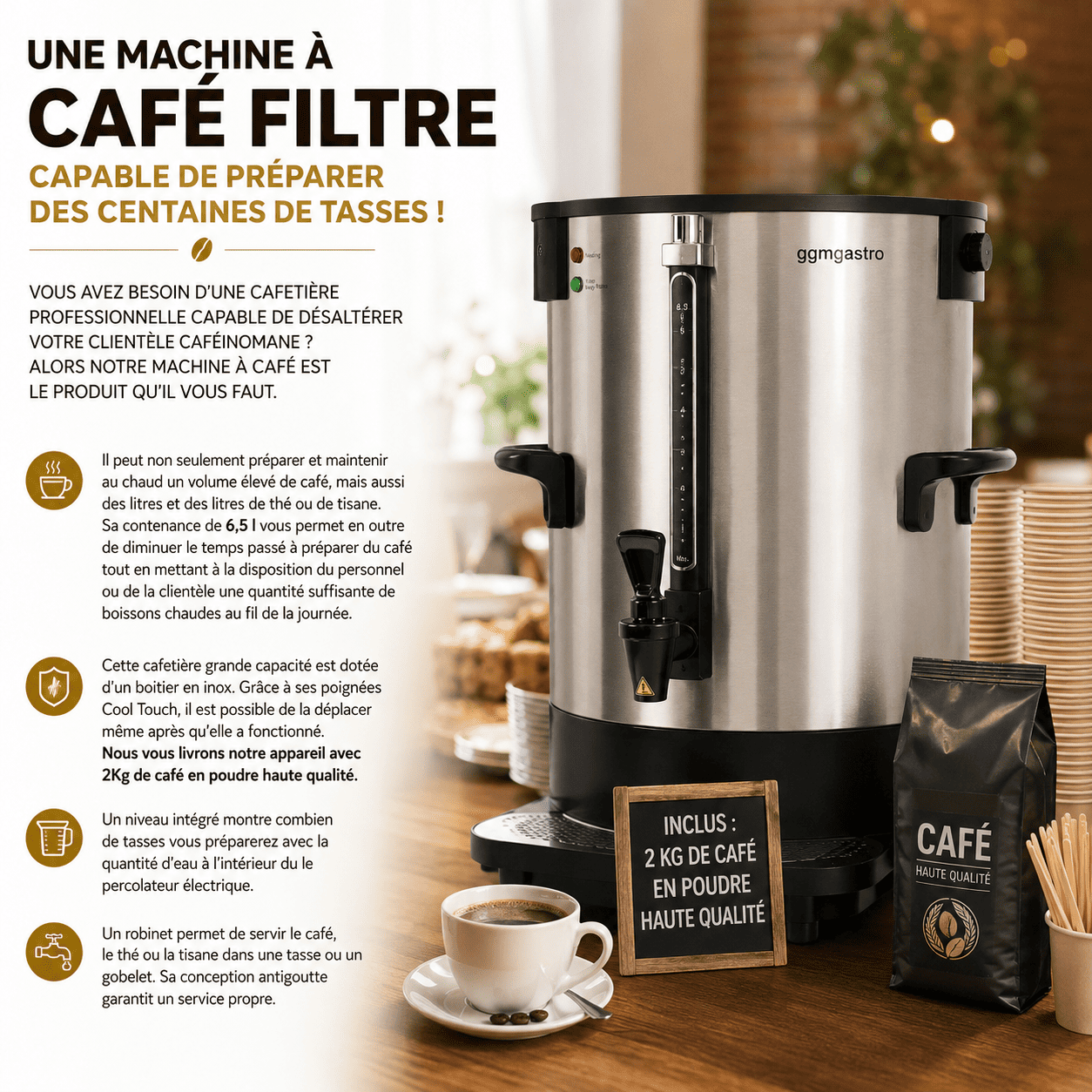 Une grande MACHINE À CAFÉ de 6,5 LITRES trône sur un comptoir à côté d'une pile de tasses ; on aperçoit une tasse pleine de café posée sur une soucoupe, un sachet portant l'étiquette « Café en poudre haute qualité » et, en arrière-plan, des assiettes de viennoiseries. Un texte en français décrit la MACHINE À CAFÉ.