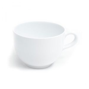 La GRANDE TASSE À CAFÉ OU THÉ (60cl) est une simple tasse en céramique blanche munie d'une anse, présentée légèrement inclinée sur un fond blanc.