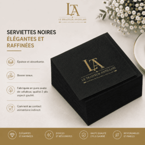 Une pile de SERVIETTES NOIRES TRAITEUR COCKTAIL (20 x 20 cm, lot de 50 serviettes), ornées du logo doré « Le Traiteur Antillais », repose sur une assiette blanche. Des icônes informatives et un texte en français soulignent leur élégance, leur raffinement, leur pouvoir absorbant et leur conformité aux normes d'hygiène alimentaire. Des fleurs blanches sont disposées à proximité.