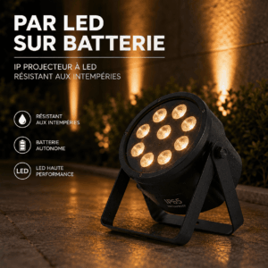 Un projecteur PAR LED AUTO ALIMENTÉE (à l'unité), doté de huit ampoules allumées, est posé de nuit sur une surface pavée et projette une lumière chaude sur un mur. Le texte en français met en avant sa résistance aux intempéries et son fonctionnement sur batterie.