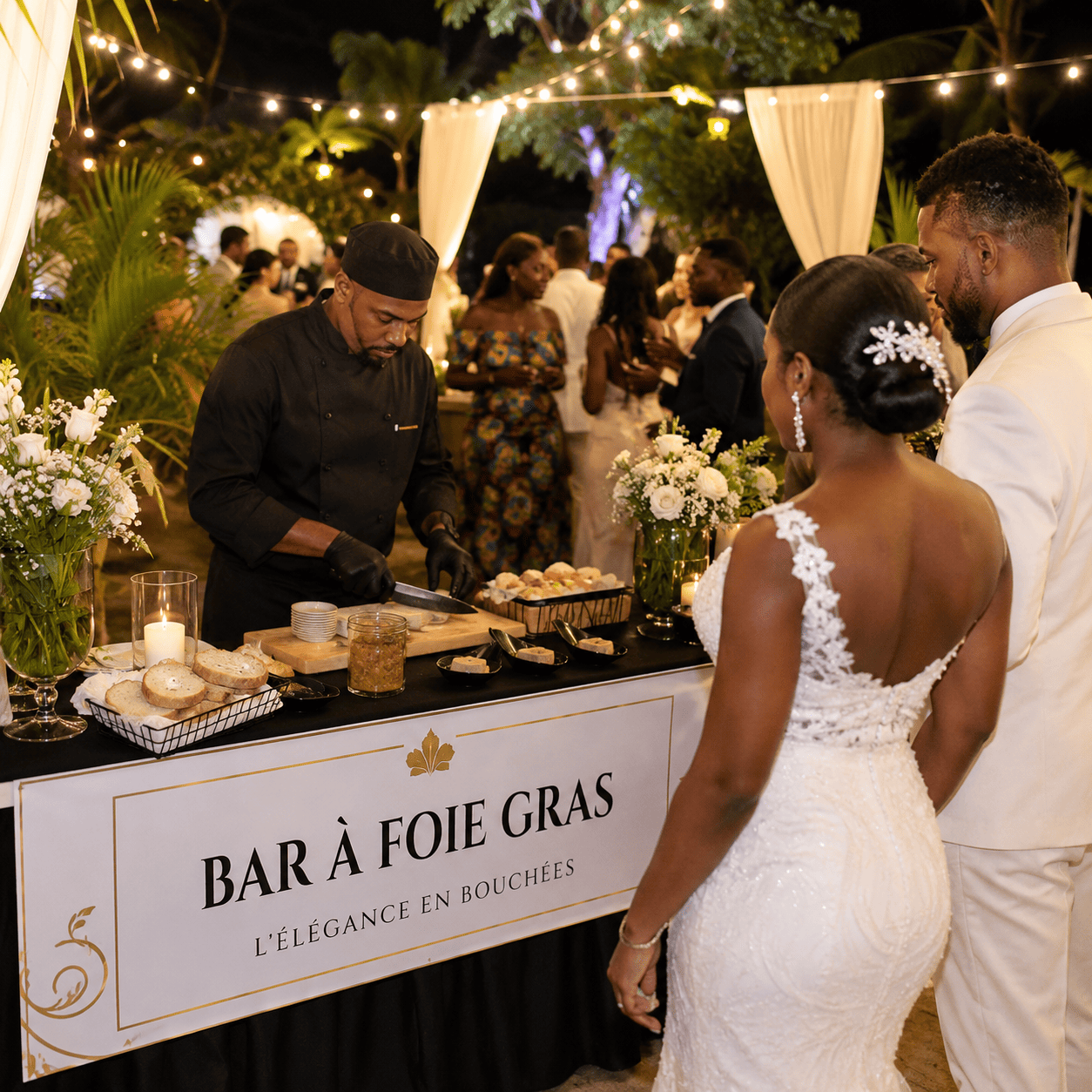 Lors d'une réception de mariage nocturne éclairée par des guirlandes lumineuses, les mariés, vêtus de blanc, regardent un chef préparer des mets à la table en plein air de l'ANIMATION BAR À FOIE GRAS, entourés de leurs invités.