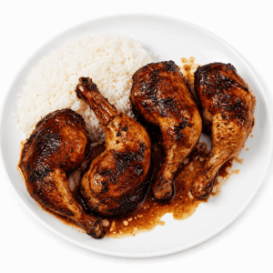 Une portion de CUISSE DE POULET GRILLÉ (6 portions minimum) comprend trois cuisses de poulet grillées et une portion de riz blanc, le tout nappé d'une sauce onctueuse et foncée.