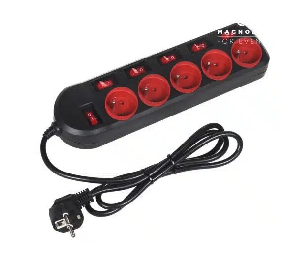 Le PACK SONORISATION est une multiprise noire comportant cinq prises rouges, chacune avec un interrupteur rouge individuel, ainsi qu'un long cordon noir se terminant par une fiche à deux broches.