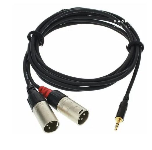 Le PACK SONORISATION est un câble audio noir, soigneusement enroulé, doté de deux connecteurs XLR mâles argentés (dont un avec une bande rouge) à une extrémité et d'un connecteur mâle doré de 3,5 mm à l'autre.