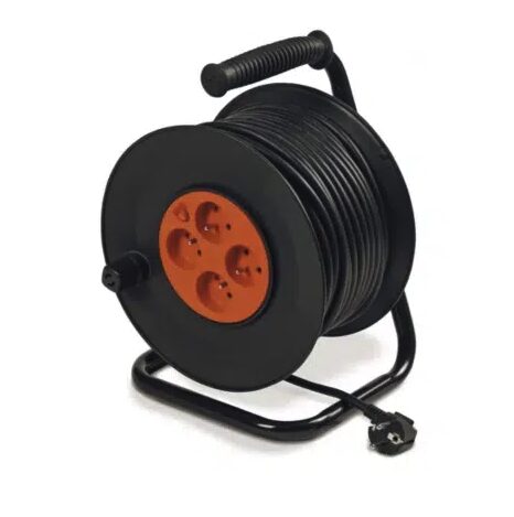 Le PACK SONORISATION est un enrouleur de câble noir et orange avec une poignée attachée, quatre prises de courant, une longue rallonge enroulée et une prise à l'extrémité.