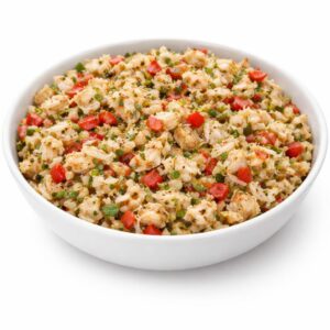 Un bol blanc rempli de CHIQUETAILLE DE MORUE (Minimum 5 portions 150g/Pers), mélangée avec des poivrons rouges coupés en dés, des pois verts et des herbes, le tout finement haché et mélangé de façon homogène.