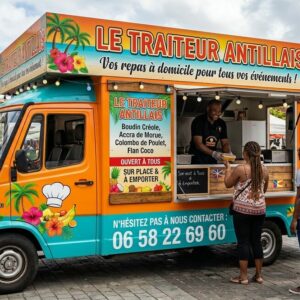 Un food truck coloré portant l'enseigne « Le Traiteur Antillais » sert ses clients sur un marché en plein air. Plusieurs personnes font la queue, et le food truck affiche un numéro de téléphone ainsi qu'un menu. On peut y voir une décoration inspirée des Antilles françaises ainsi qu'un drapeau français.