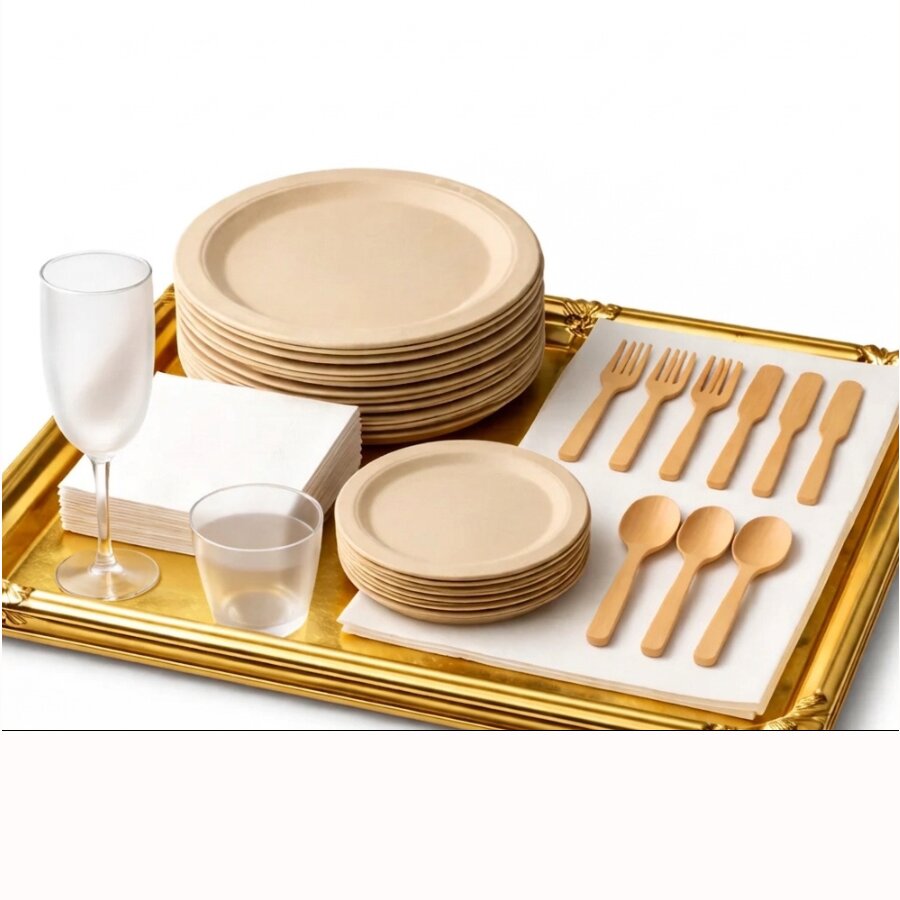 Un coffret « PETIT PACK TRAITEUR ÉCO-RESPONSABLE » comprenant des assiettes empilées, des couverts disposés, des serviettes, un verre à vin dépoli et un verre transparent.