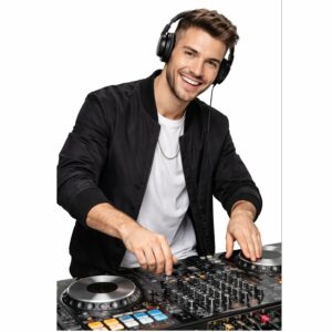 Un homme souriant, portant un casque audio et une veste noire, utilise le contrôleur DJ PROFESSIONNEL (Choisissez des options en complément) et règle les commandes des deux mains sur un fond blanc.