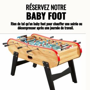 On voit ici une table de baby-foot BABY FOOT en bois, avec des pieds noirs et des finitions rouges. Le texte en français au-dessus invite les gens à réserver la table BABY FOOT pour se détendre ou passer un moment entre amis après le travail.