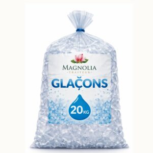 Un sac en plastique transparent contenant 20 kg de glaçons, portant la mention « SAC DE GLACONS DE 20 KG (Pour remplir la vasque et refroidir les bouteilles) », avec un logo représentant une goutte d'eau bleue et une fleur de magnolia rose sur l'emballage.