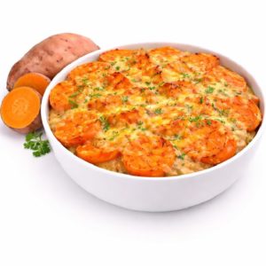 Un bol blanc contient du GRATIN DE PATATES DOUCES (300g la part), un plat cuit au four garni de patates douces dorées, coupées en tranches, et d'herbes. Une patate douce entière et une patate douce en tranches sont représentées à côté du bol sur un fond blanc.