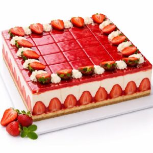 Le FRAISIER (24 parts) est un gâteau carré aux fraises avec un dessus rouge brillant, de la crème fouettée et des fraises coupées en deux. Des fraises entières sont disposées dans la crème le long des côtés, et le gâteau est soigneusement divisé en 24 carrés. Trois fraises sont posées à côté.