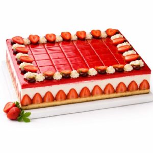 Le FRAISIER (32 parts) est un gâteau aux fraises rectangulaire avec un dessus rouge brillant, des fraises coupées en deux et de la crème sur le pourtour, des fraises coupées en tranches sur les côtés et deux fraises entières sur l'assiette.