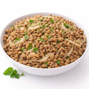 Un bol blanc de pois noirs cuits NIÉBÉS (200 g), garni de coriandre et de tranches d'oignon, sur fond blanc.