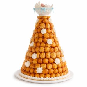 Le PIÉCE MONTÉE CROQUEMBOUCHE 200 CHOUX est un dessert français haut en forme de cône composé de 200 choux à la crème maintenus par du caramel, ornés de meringue blanche et surmontés d'une coupe de bonbons assortis.