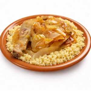 Le POULET YASSA (300 g), un plat savoureux composé d'un couscous accompagné d'un pilon de poulet cuit et d'un ragoût de légumes et d'oignons, est présenté dans une assiette en terre cuite sur fond blanc.