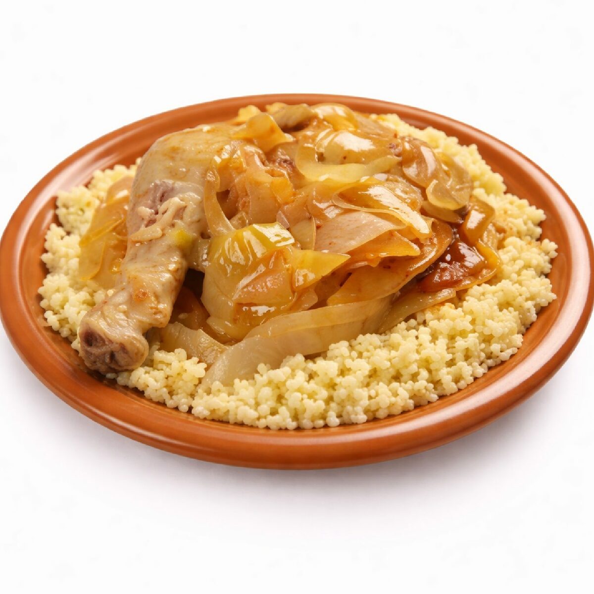 Le POULET YASSA (300 g), un plat savoureux composé d'un couscous accompagné d'un pilon de poulet cuit et d'un ragoût de légumes et d'oignons, est présenté dans une assiette en terre cuite sur fond blanc.