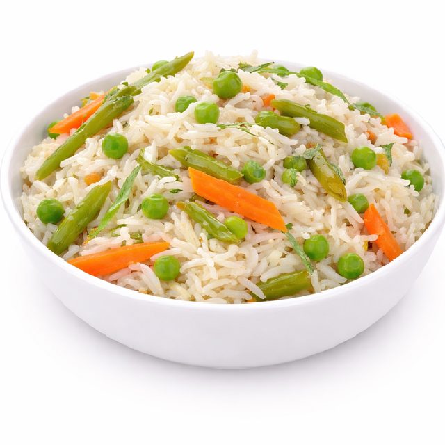 Un bol de RIZ AUX LÉGUMES, composé de riz long, de pois verts, de carottes coupées en rondelles et de haricots verts, est représenté sur un fond blanc.
