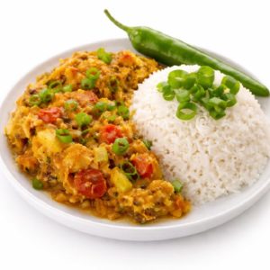 Une assiette de ROUGAIL DE MORUE (commande minimum de 5 plats, 300g par personne) : riz blanc garni d'oignons verts, accompagné d'un curry de légumes aux tomates cerises, garni d'oignons verts et d'un piment vert entier.