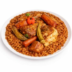 Assiette blanche avec THIEBOU DIEN (min 5 pers/300g), comprenant du riz jollof, des viandes assorties, du gombo, des carottes et un poivron entier sur fond blanc.